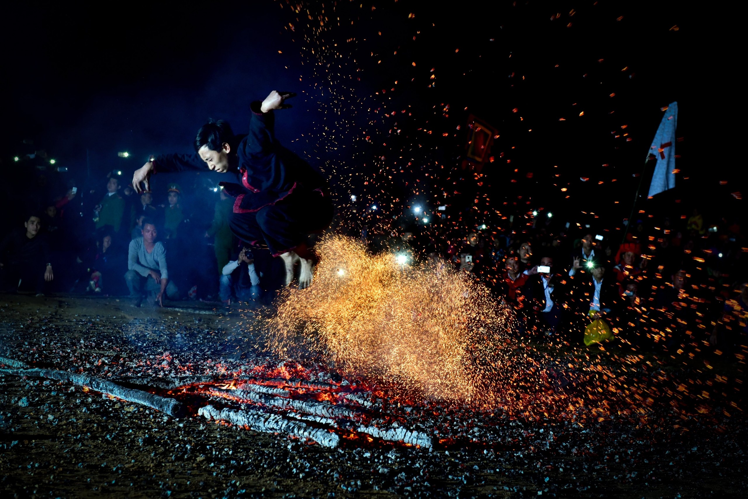 Lễ hội nhảy lửa của người Pà Thẻn